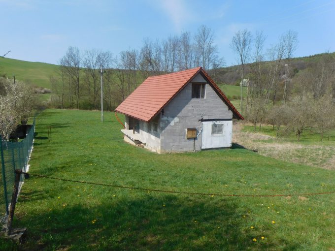 Prodej stavebního pozemku s rozestavěným domem v Komni u Bojkovic &#8211; PRODÁNO!
